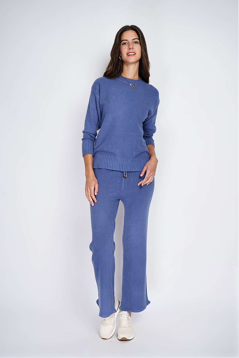 Round-neck sweater and high-waisted wide-leg pants set in 4 threads