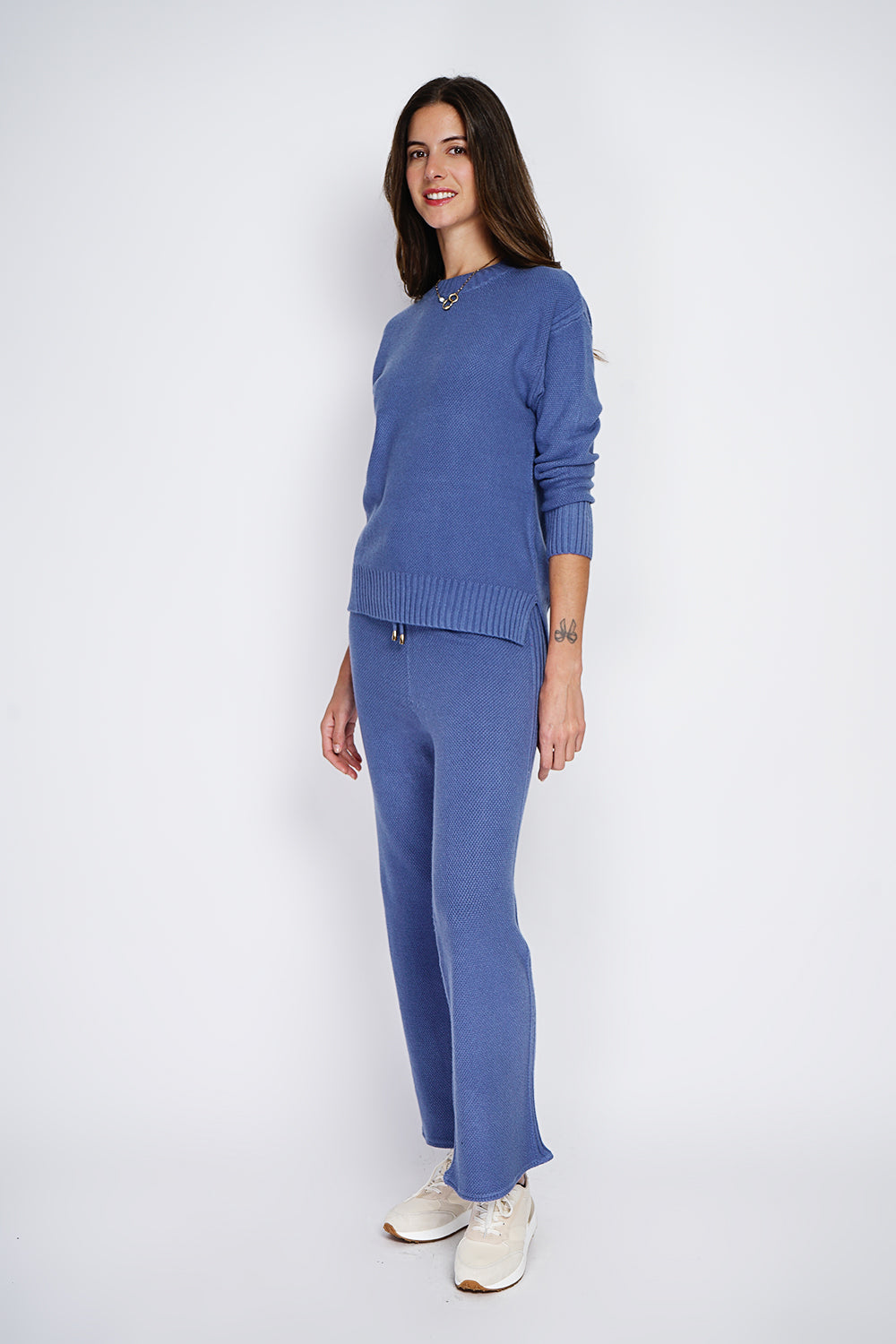 Round-neck sweater and high-waisted wide-leg pants set in 4 threads