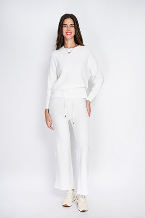 Round-neck sweater and high-waisted wide-leg pants set in 4 threads