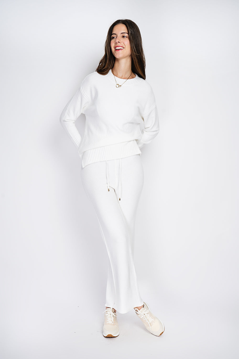 Round-neck sweater and high-waisted wide-leg pants set in 4 threads