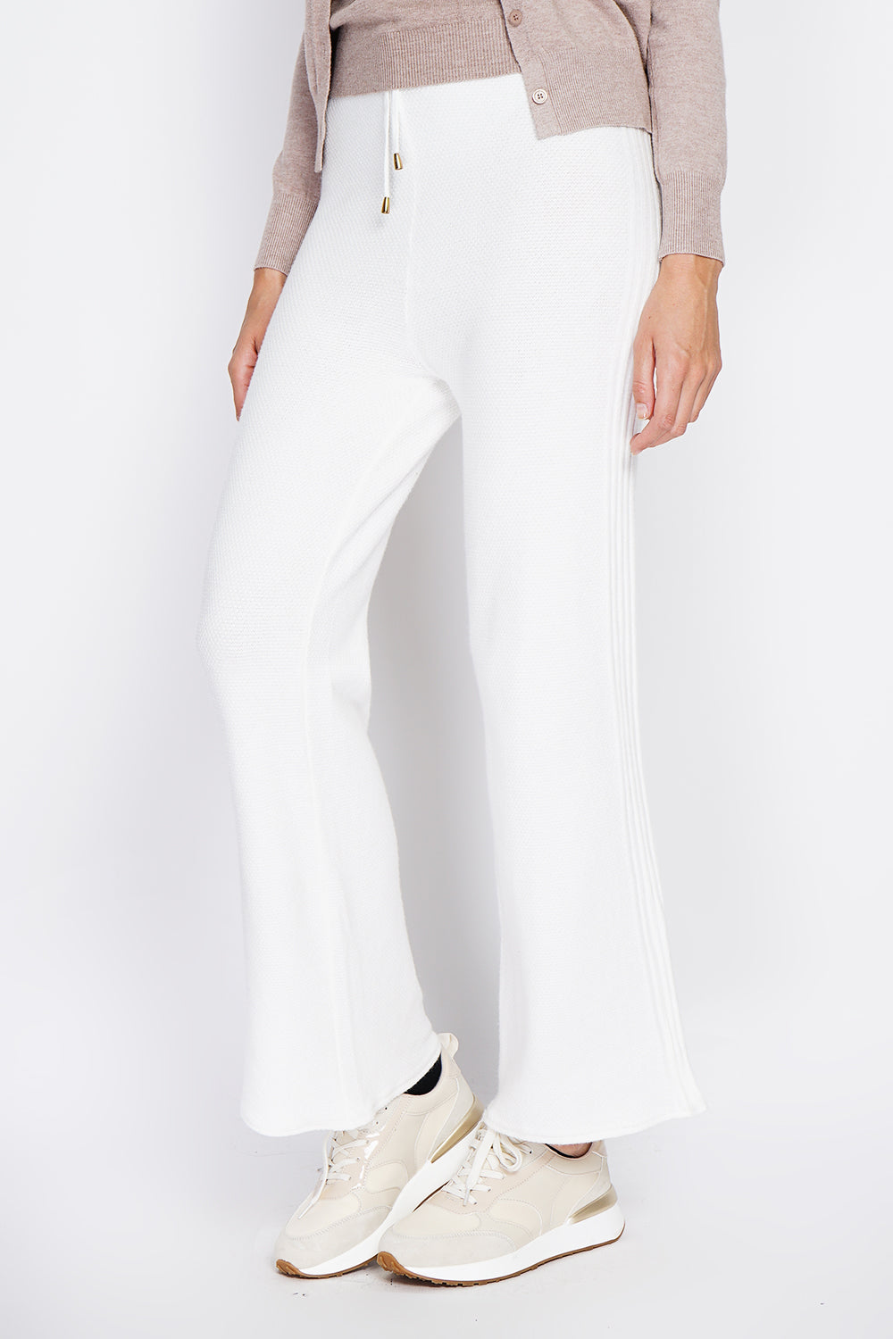 Round-neck sweater and high-waisted wide-leg pants set in 4 threads