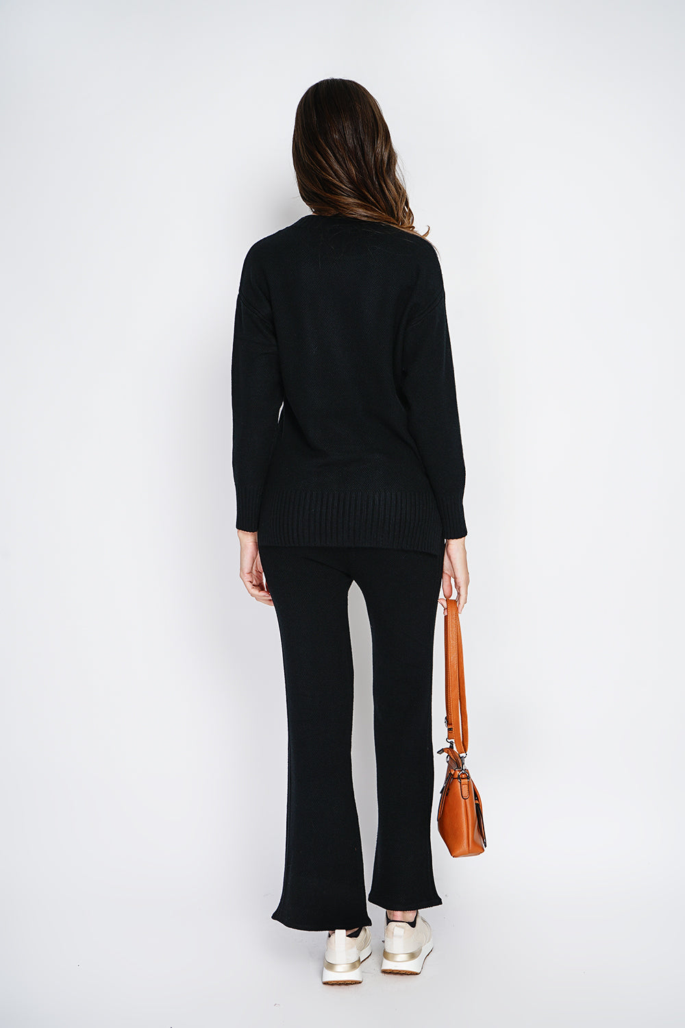 Round-neck sweater and high-waisted wide-leg pants set in 4 threads