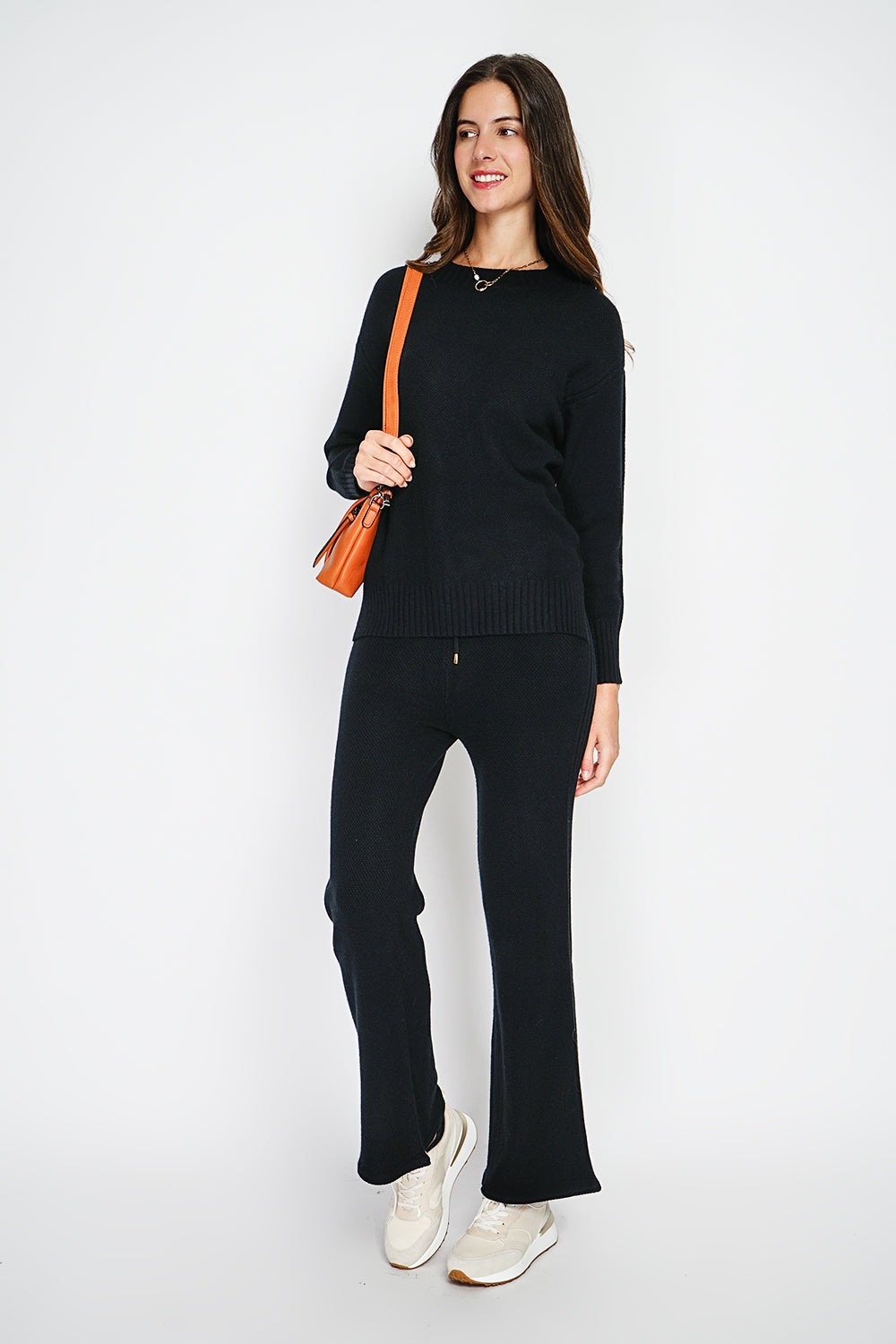 Round-neck sweater and high-waisted wide-leg pants set in 4 threads