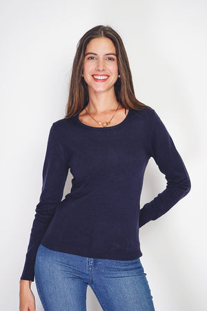 Classic round neck sweater knitted in 2 threads with long sleeves