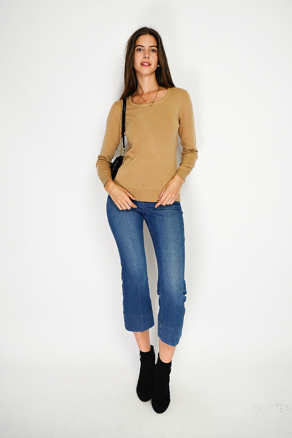 Classic round neck sweater knitted in 2 threads with long sleeves