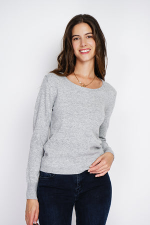 Classic round neck sweater knitted in 2 threads with long sleeves