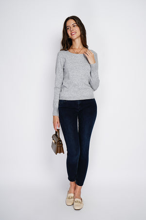 Classic round neck sweater knitted in 2 threads with long sleeves