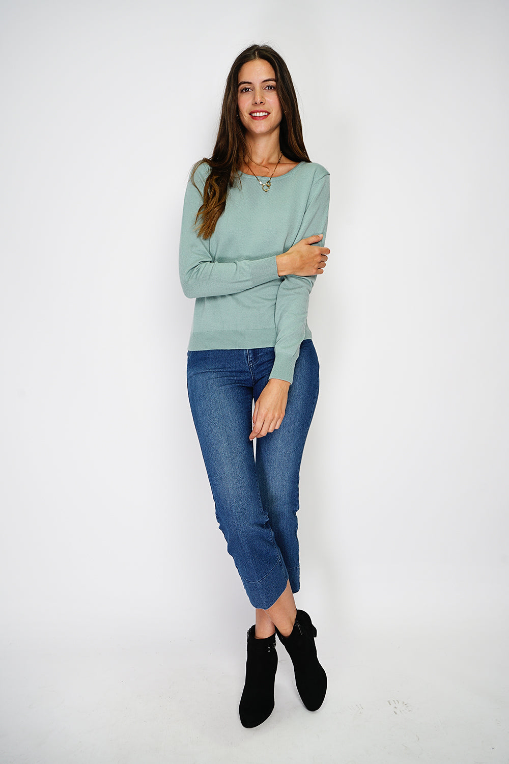 Classic round neck sweater knitted in 2 threads with long sleeves