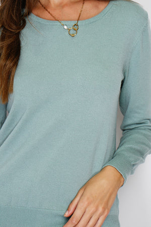 Classic round neck sweater knitted in 2 threads with long sleeves