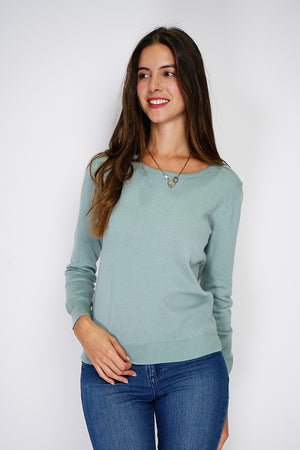 Classic round neck sweater knitted in 2 threads with long sleeves