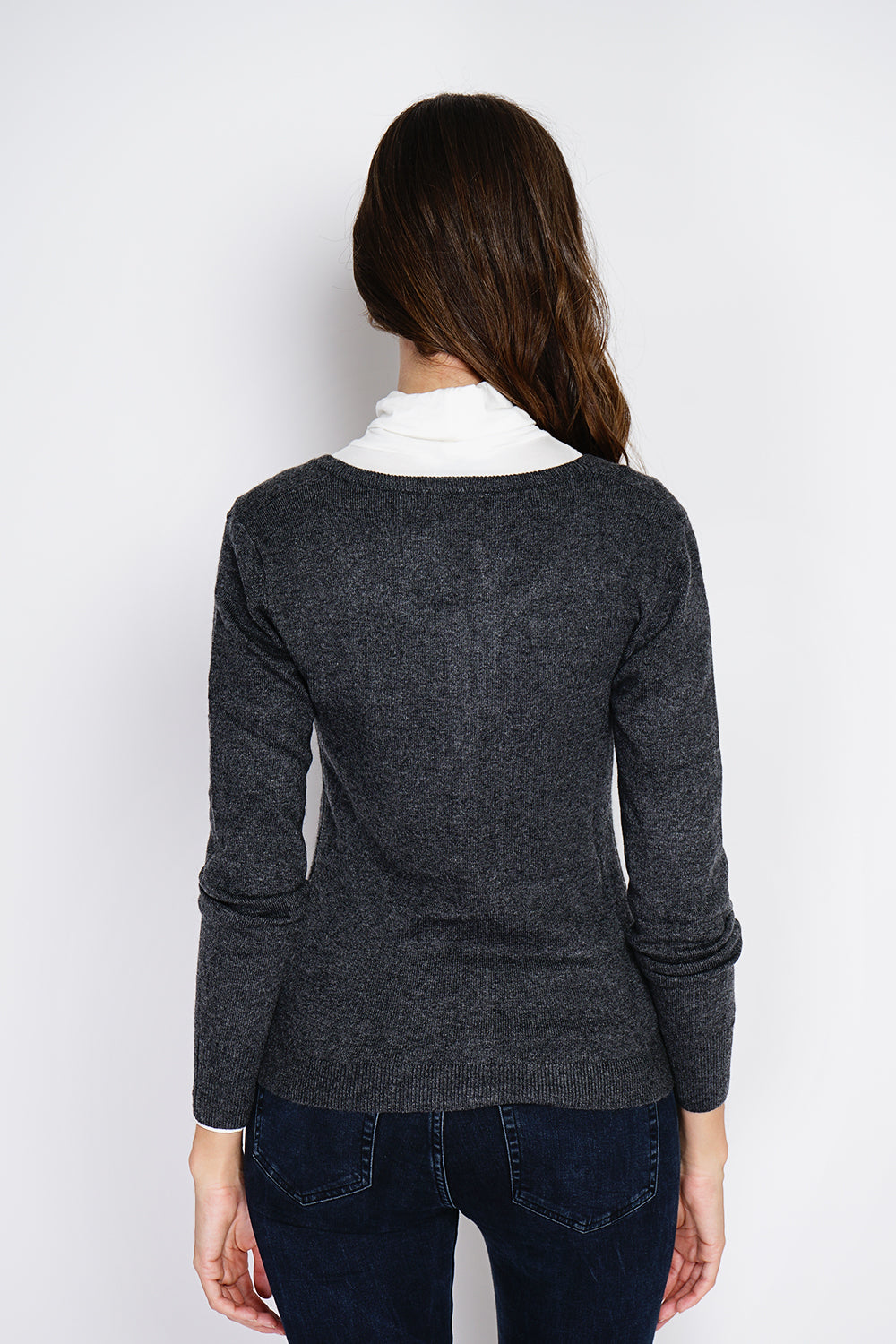 Classic V-neck cardigan knitted in 2 threads with long sleeves