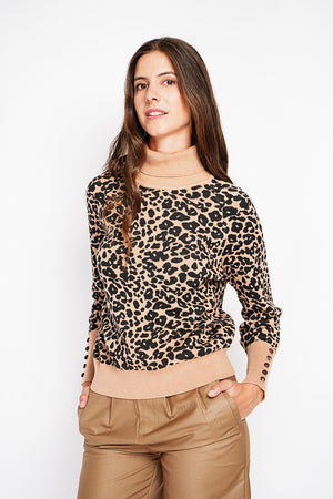 Wide turtleneck sweater in leopard knit with slightly puffed button placket at the bottom of the sleeve