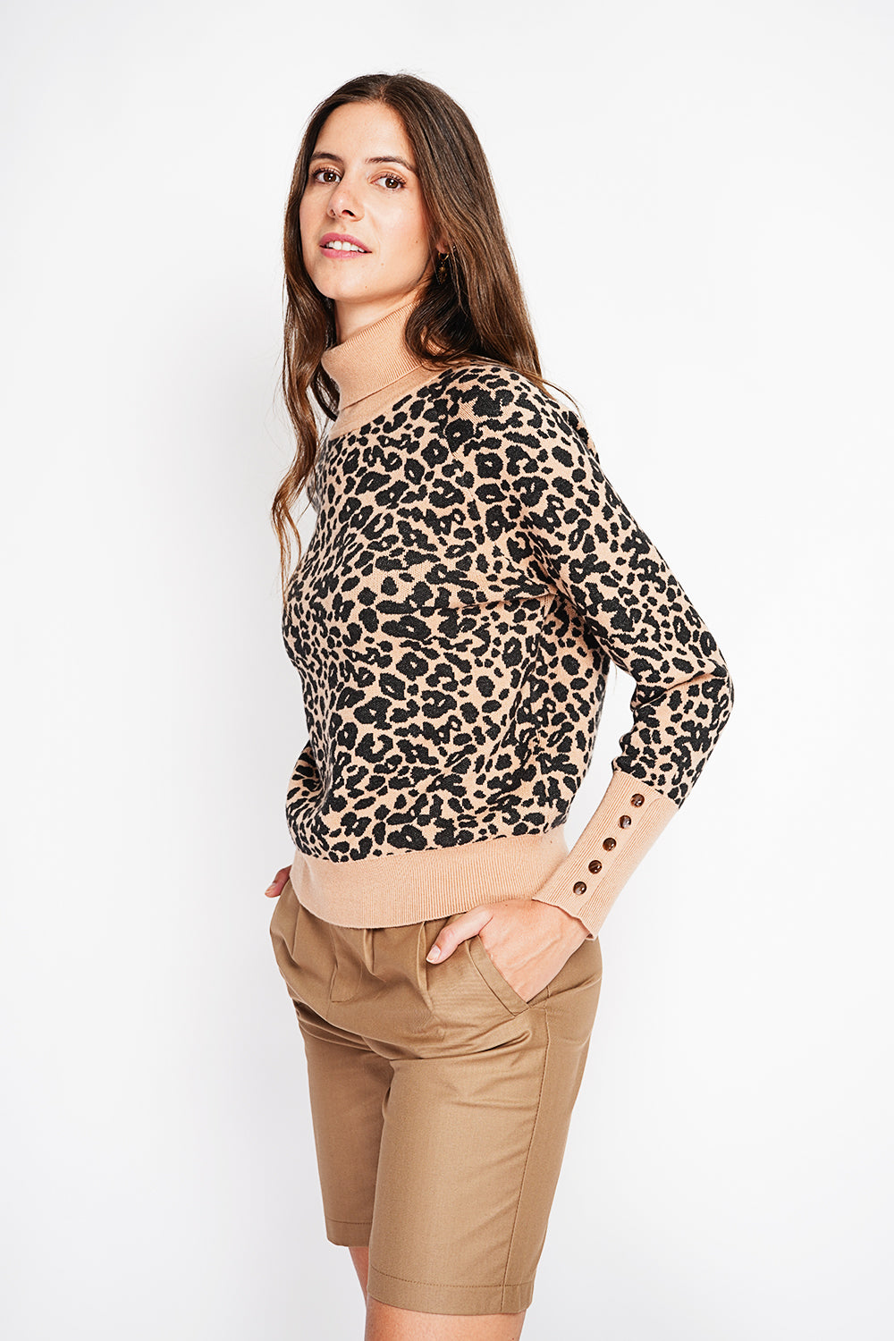 Wide turtleneck sweater in leopard knit with slightly puffed button placket at the bottom of the sleeve