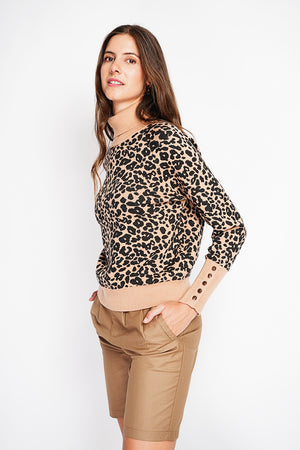 Wide turtleneck sweater in leopard knit with slightly puffed button placket at the bottom of the sleeve