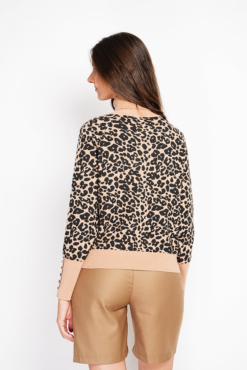 Wide turtleneck sweater in leopard knit with slightly puffed button placket at the bottom of the sleeve