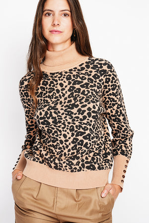 Wide turtleneck sweater in leopard knit with slightly puffed button placket at the bottom of the sleeve