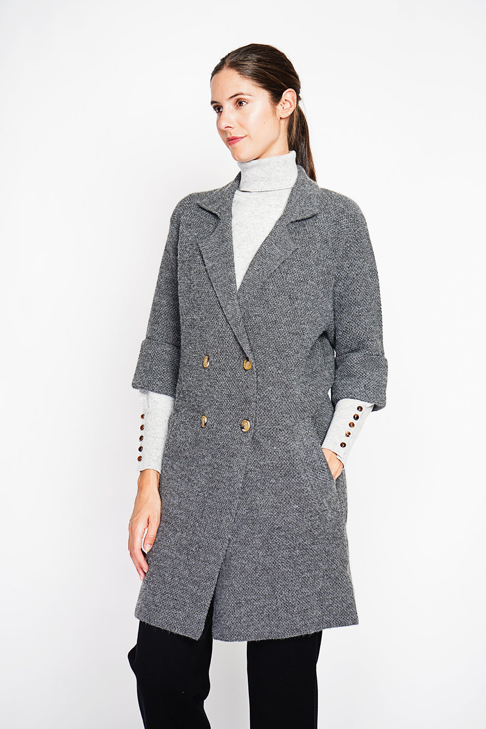 Long coat with shawl collar, oversized cut, front pockets and mid-length sleeves