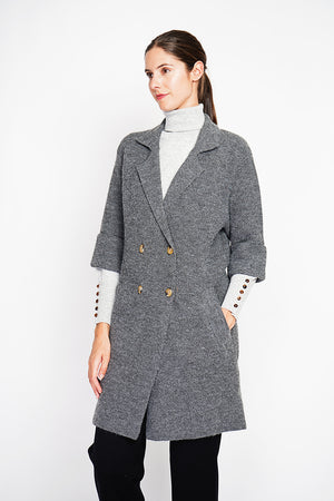 Long coat with shawl collar, oversized cut, front pockets and mid-length sleeves