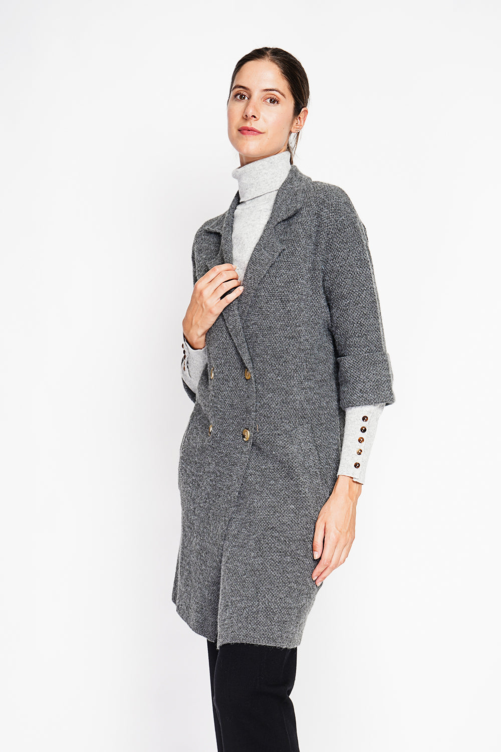 Long coat with shawl collar, oversized cut, front pockets and mid-length sleeves