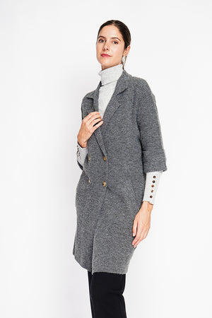 Long coat with shawl collar, oversized cut, front pockets and mid-length sleeves