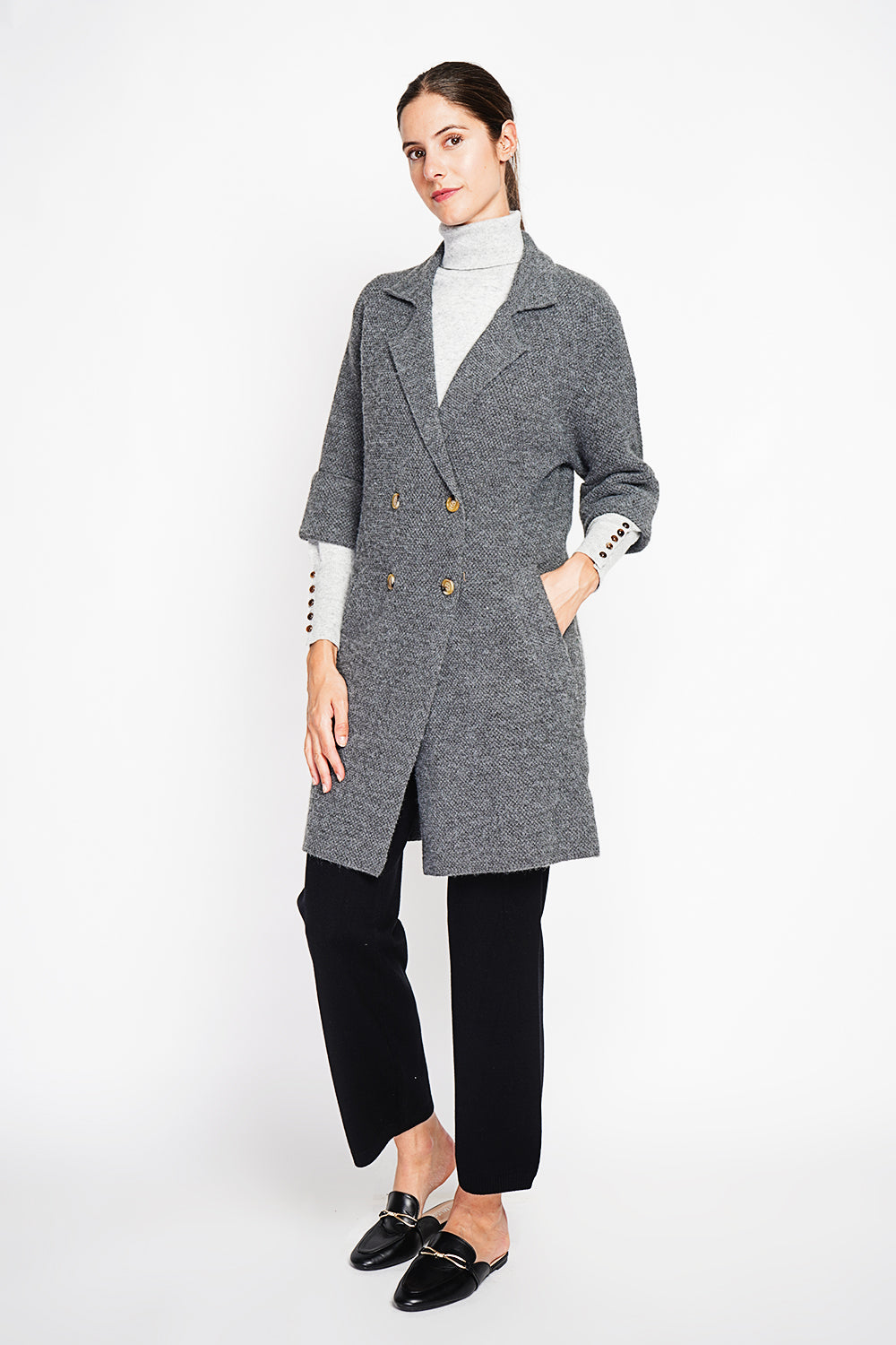 Long coat with shawl collar, oversized cut, front pockets and mid-length sleeves