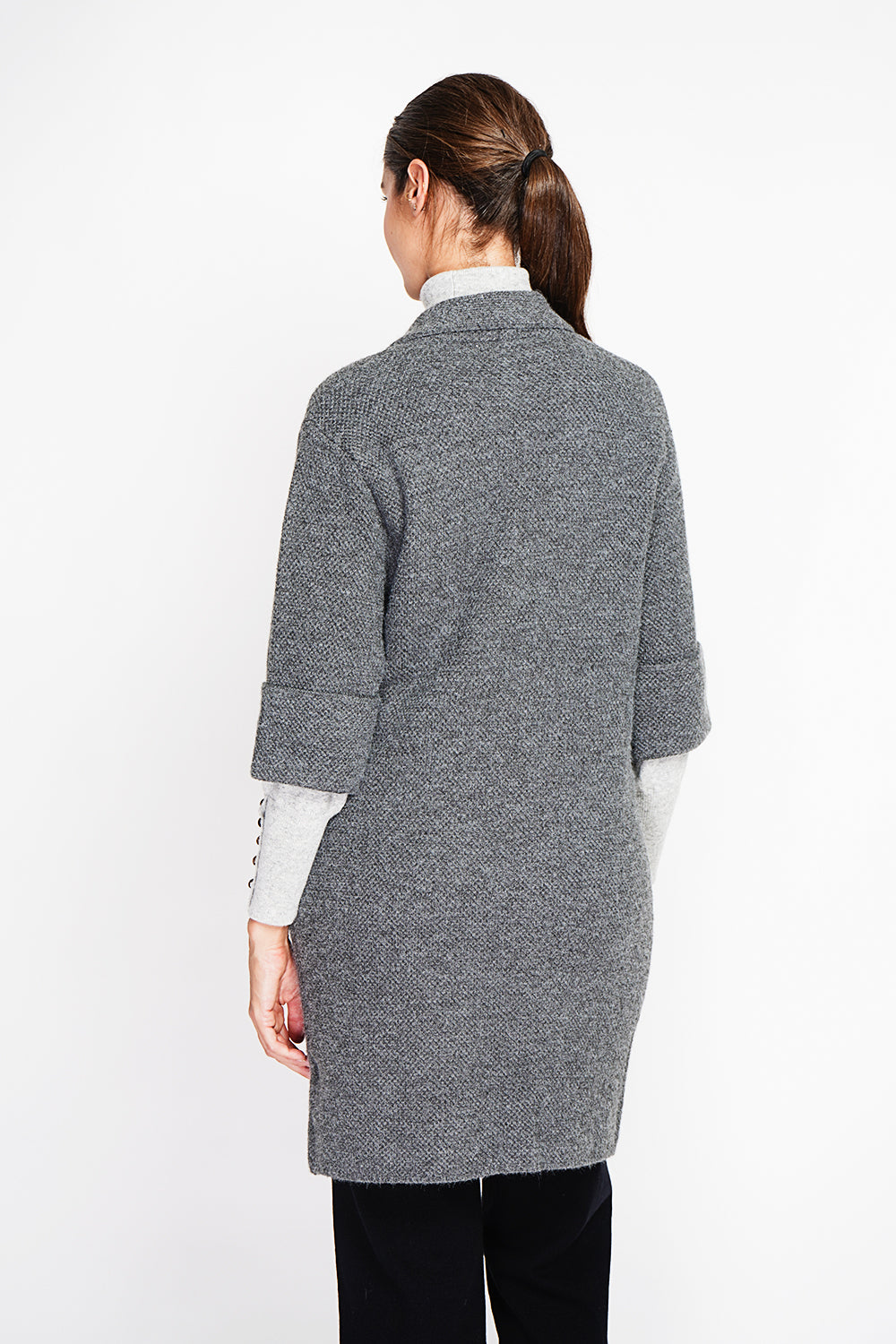 Long coat with shawl collar, oversized cut, front pockets and mid-length sleeves