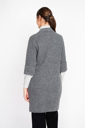Long coat with shawl collar, oversized cut, front pockets and mid-length sleeves