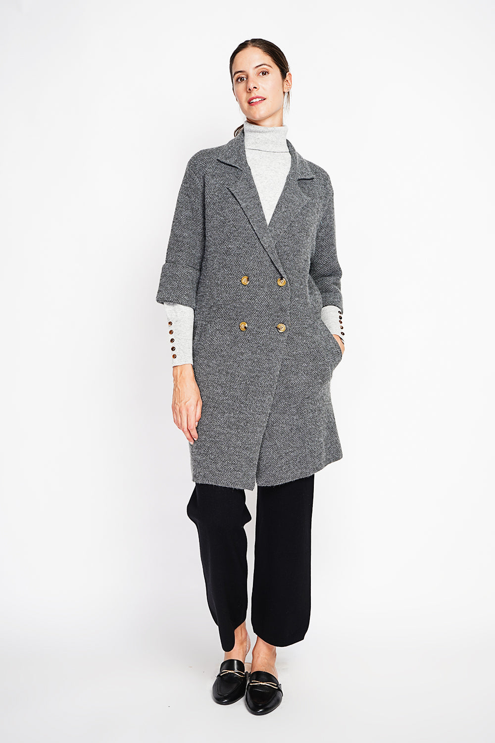 Long coat with shawl collar, oversized cut, front pockets and mid-length sleeves
