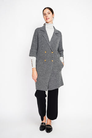 Long coat with shawl collar, oversized cut, front pockets and mid-length sleeves