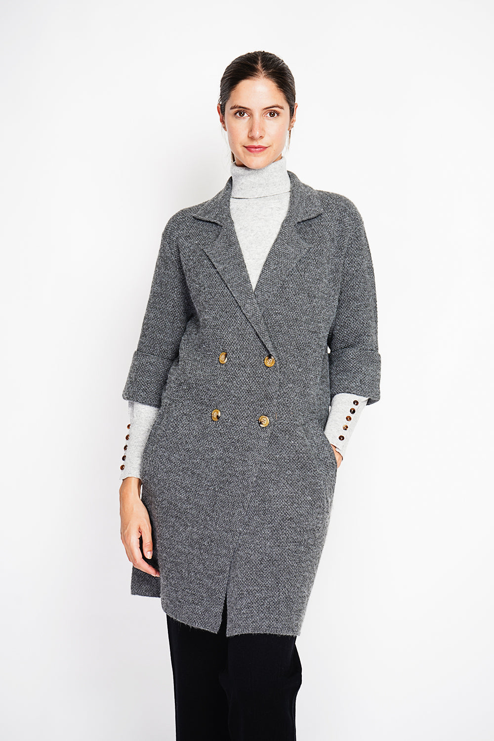 Long coat with shawl collar, oversized cut, front pockets and mid-length sleeves