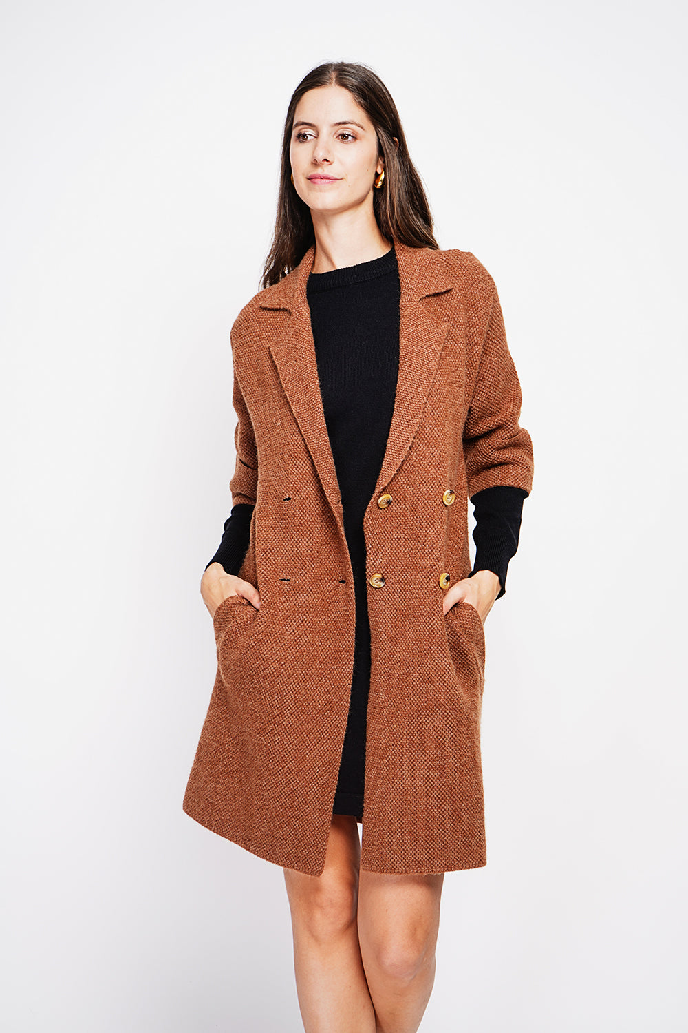Long coat with shawl collar, oversized cut, front pockets and mid-length sleeves