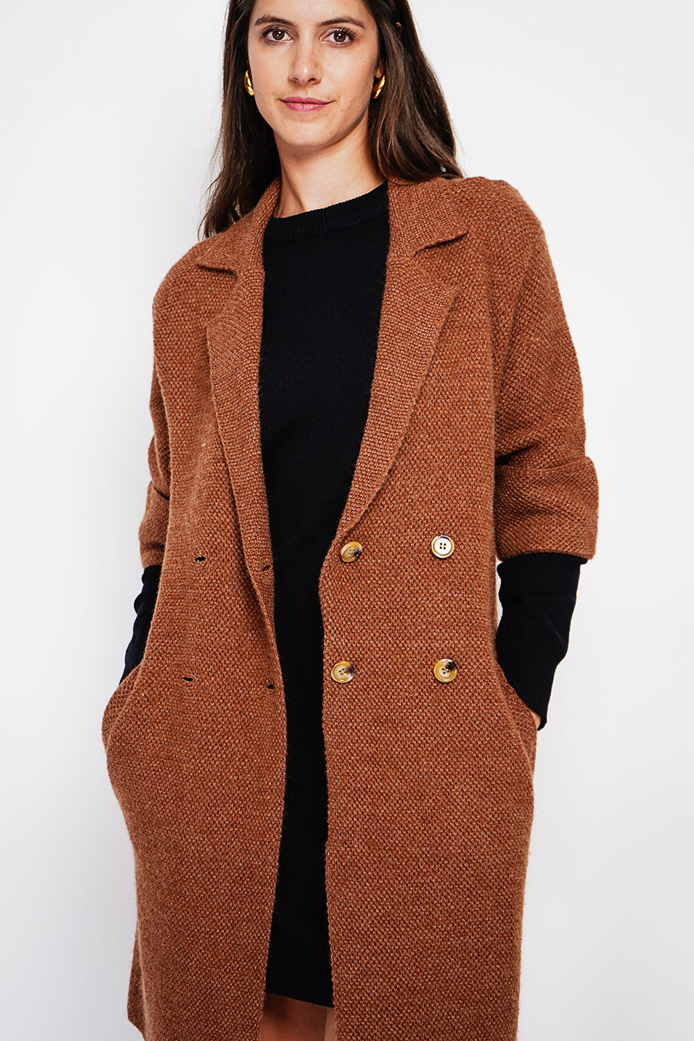 Long coat with shawl collar, oversized cut, front pockets and mid-length sleeves