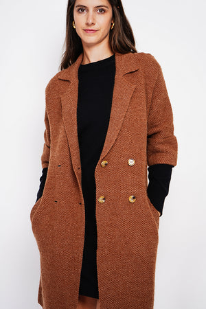 Long coat with shawl collar, oversized cut, front pockets and mid-length sleeves