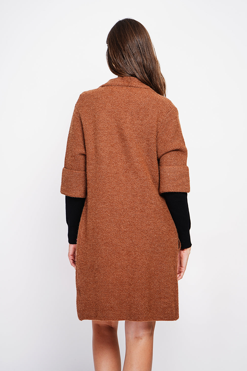 Long coat with shawl collar, oversized cut, front pockets and mid-length sleeves