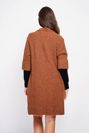 Long coat with shawl collar, oversized cut, front pockets and mid-length sleeves