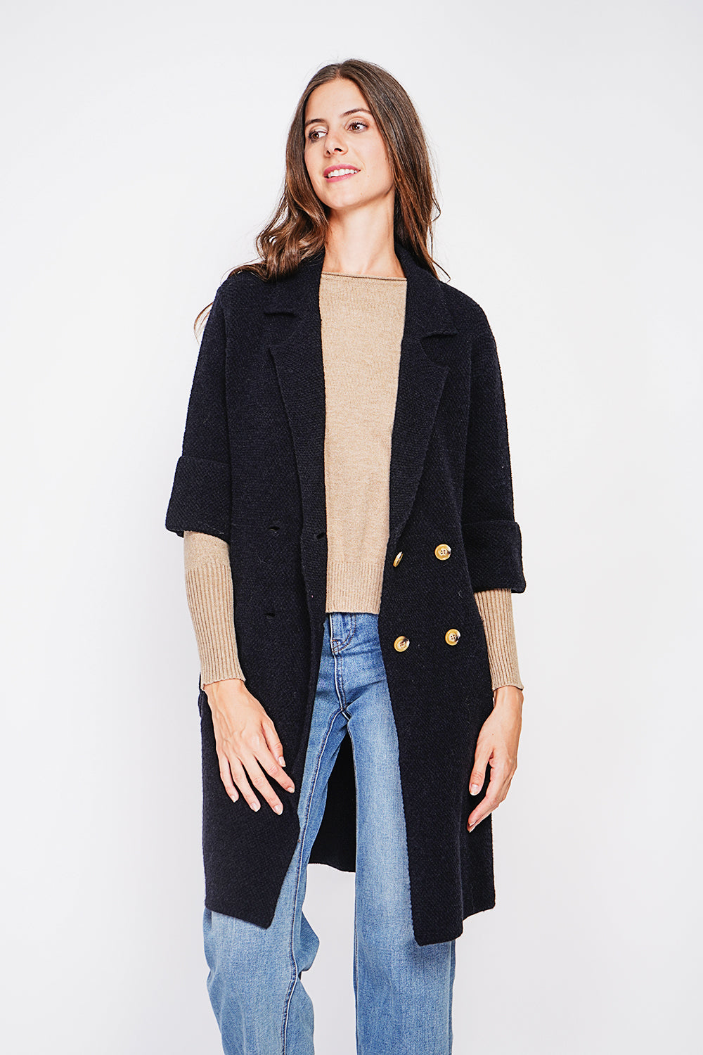 Long coat with shawl collar, oversized cut, front pockets and mid-length sleeves