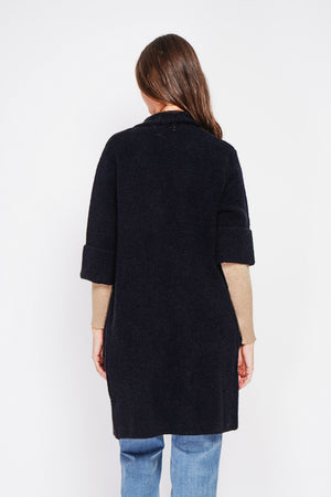 Long coat with shawl collar, oversized cut, front pockets and mid-length sleeves