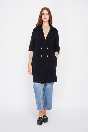 Long coat with shawl collar, oversized cut, front pockets and mid-length sleeves
