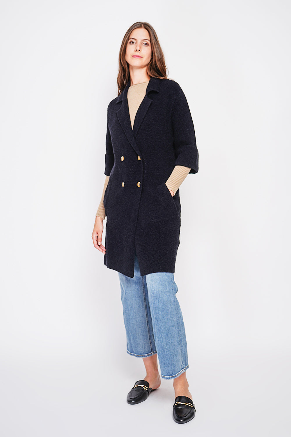 Long coat with shawl collar, oversized cut, front pockets and mid-length sleeves