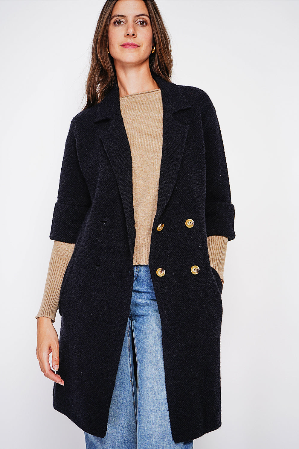Long coat with shawl collar, oversized cut, front pockets and mid-length sleeves