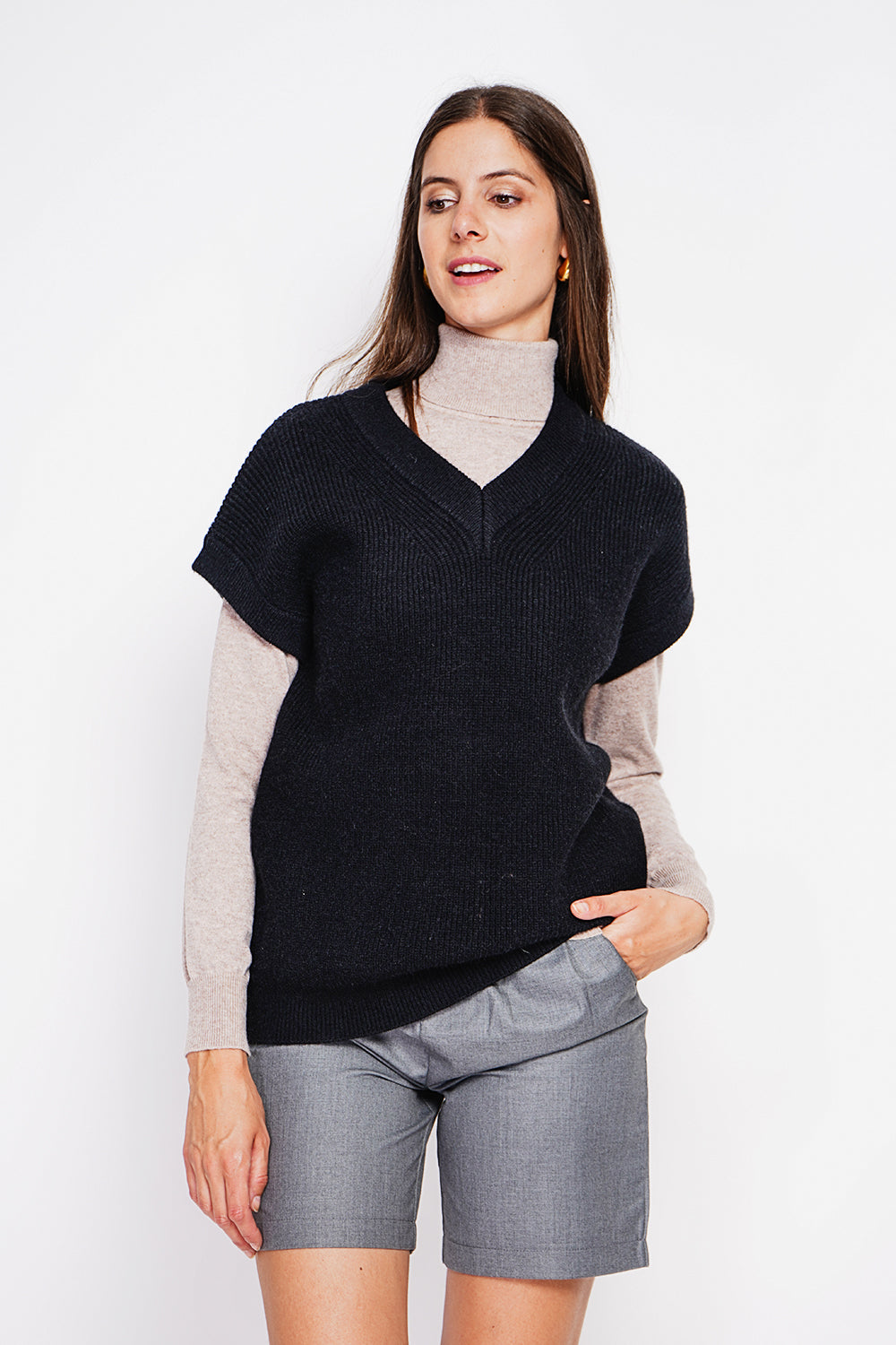 Sleeveless V-neck tunic