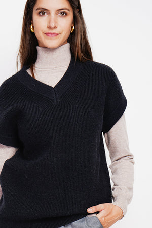 Sleeveless V-neck tunic