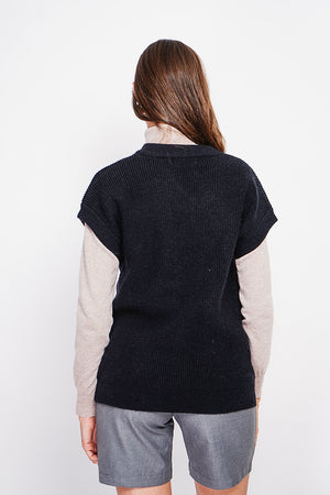 Sleeveless V-neck tunic