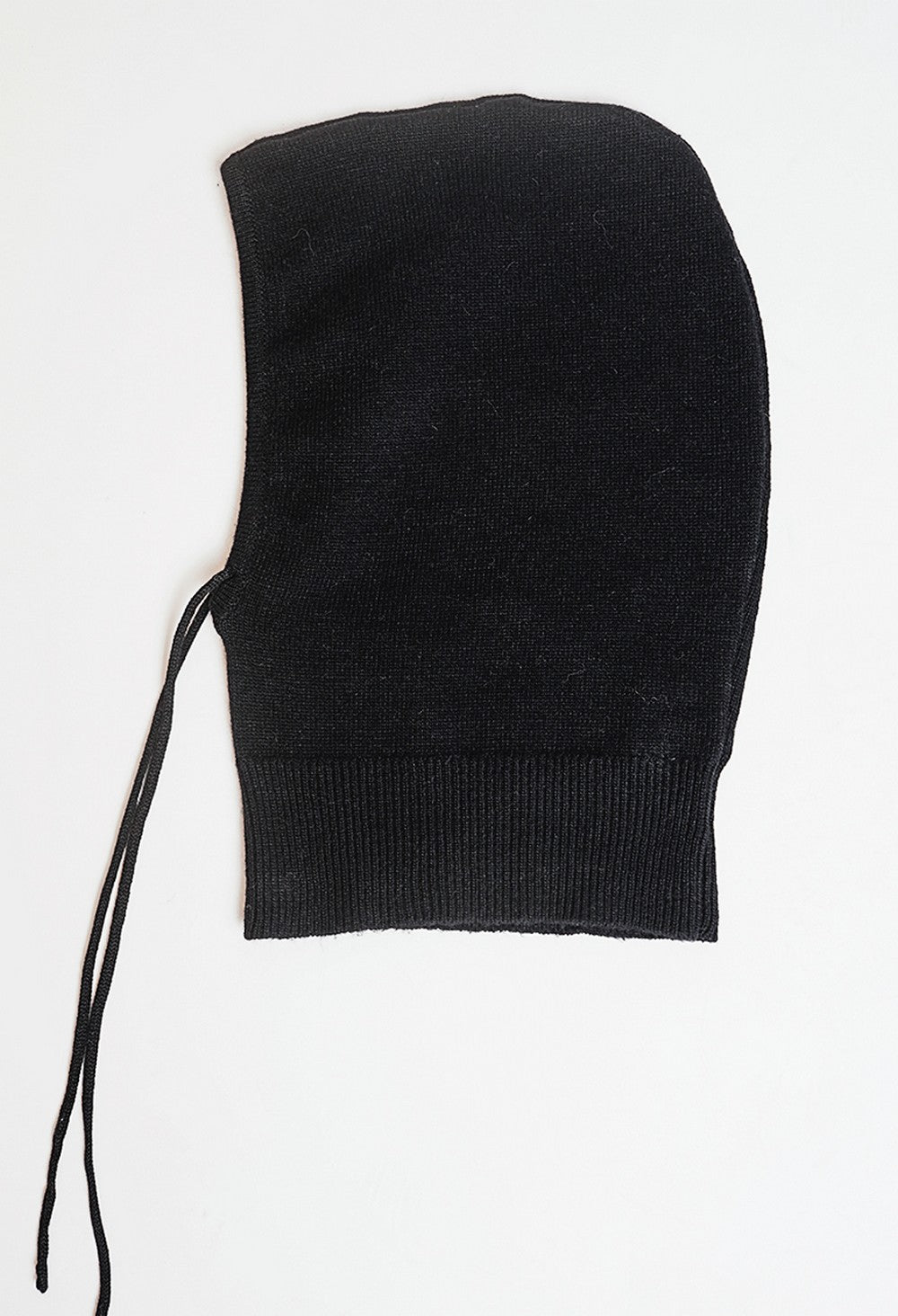 Ribbed drawstring hood – Black – William de Faye