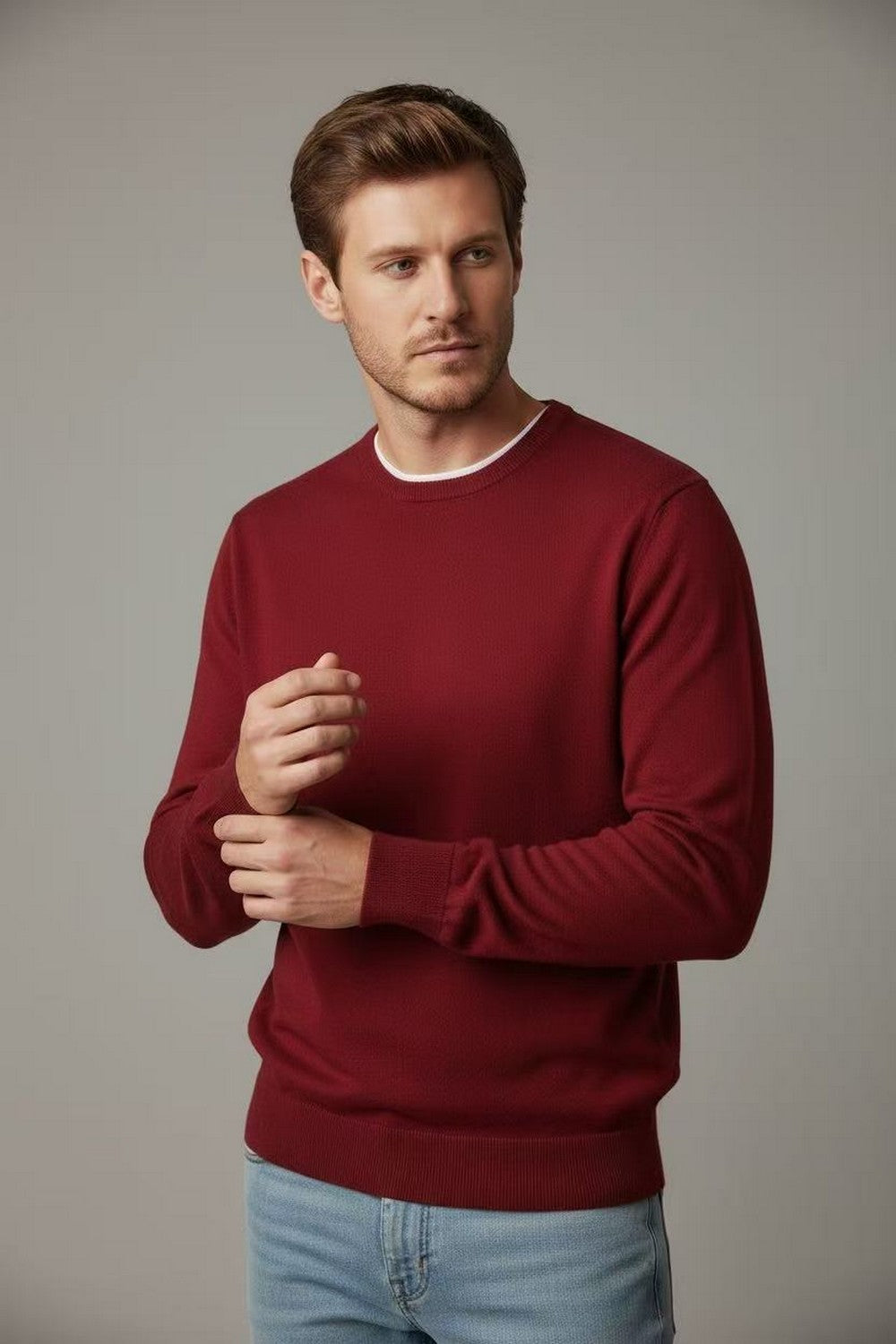 Classic crewneck sweater with long sleeves 3-ply knit
