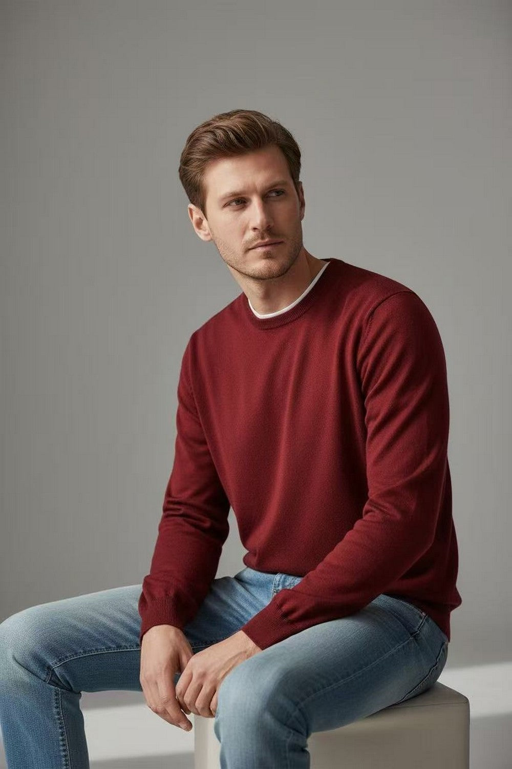 Classic crewneck sweater with long sleeves 3-ply knit