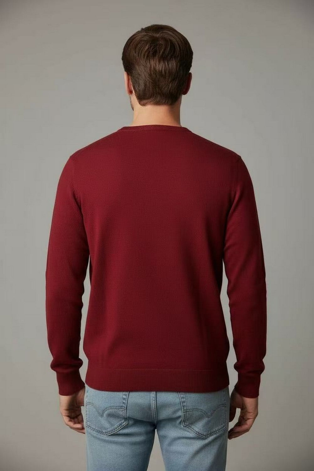 Classic crewneck sweater with long sleeves 3-ply knit