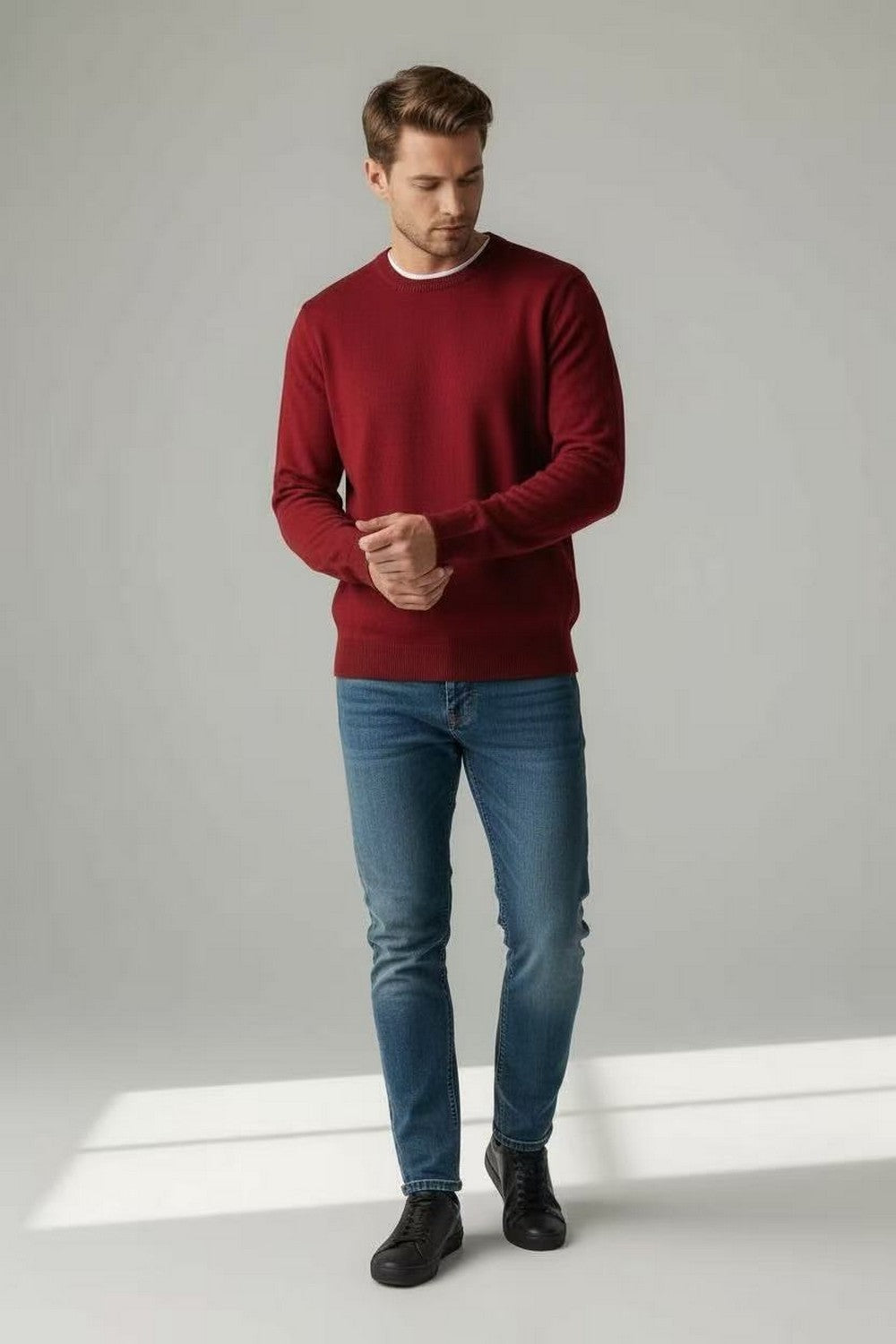 Classic crewneck sweater with long sleeves 3-ply knit