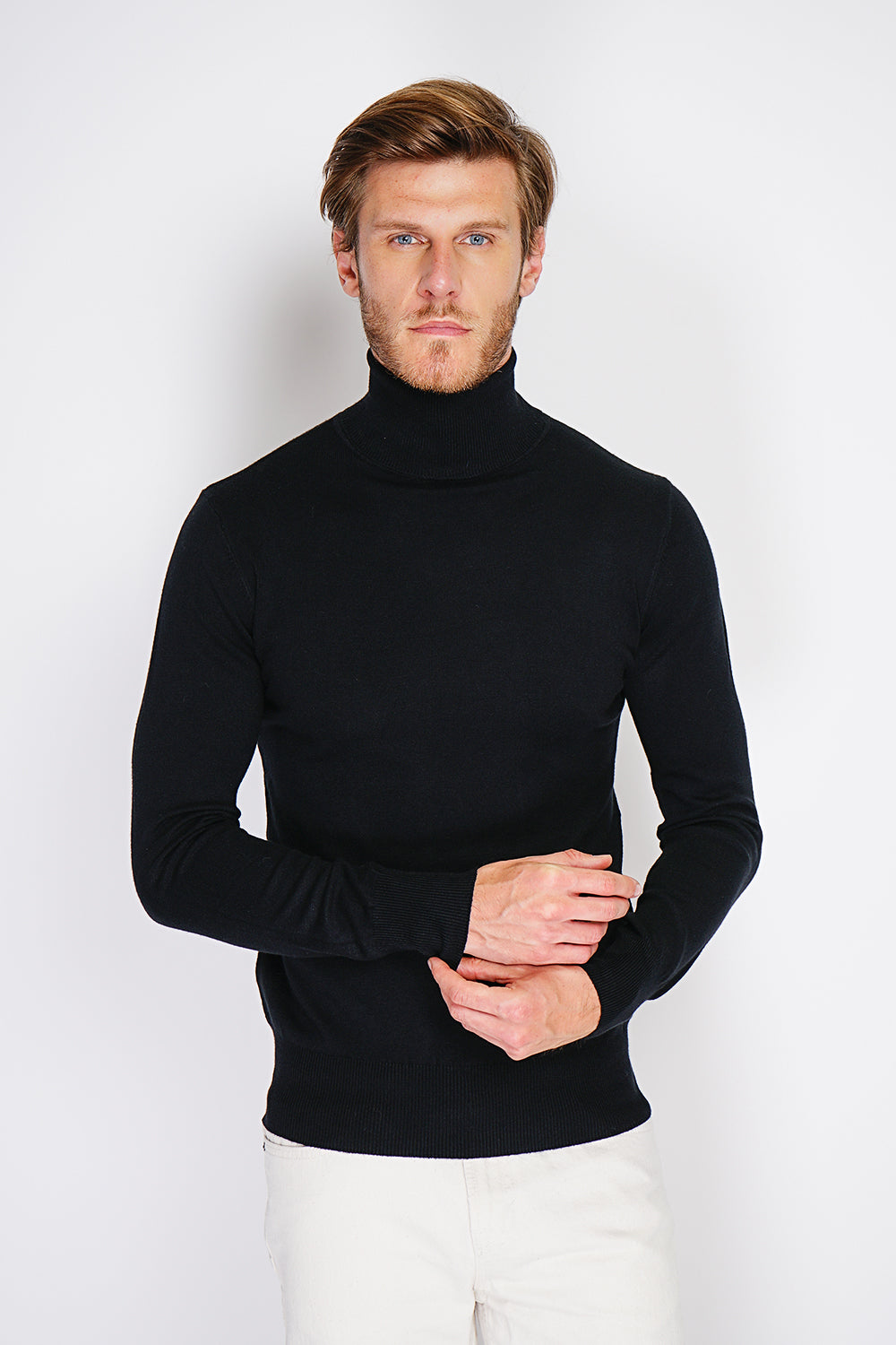 Classic turtleneck sweater with long sleeves knit in 3 threads