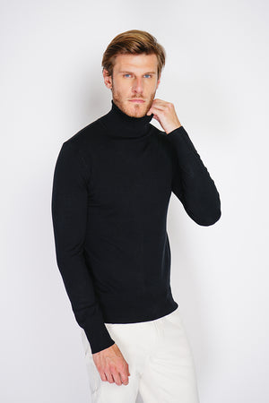 Classic turtleneck sweater with long sleeves knit in 3 threads